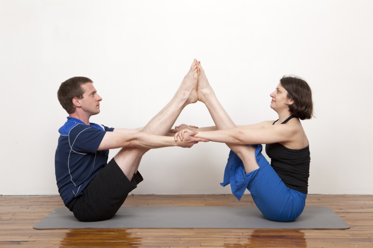 Сделать из 2 человек 1. Йога для двоих. Позы йоги для двоих человек. Движение йоги на двоих. Позы из йоги на двоих.